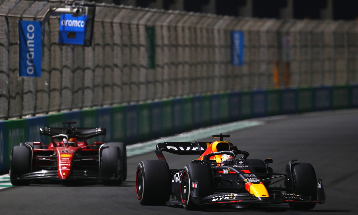 Max Verstappen leads Charles Leclerc during the F1 Grand Prix of Saudi Arabia on March 27, 2022 in Jeddah, Saudi Arabia. Photo: VCG