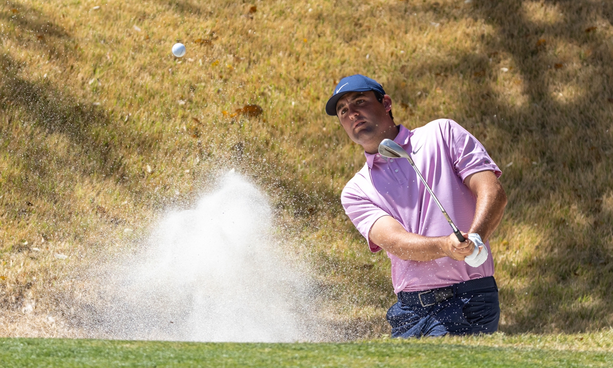 Scottie Scheffler plays out of a greenside bunker on March 27, 2022, at Austin County Club in Austin, Texas. Photo: VCG