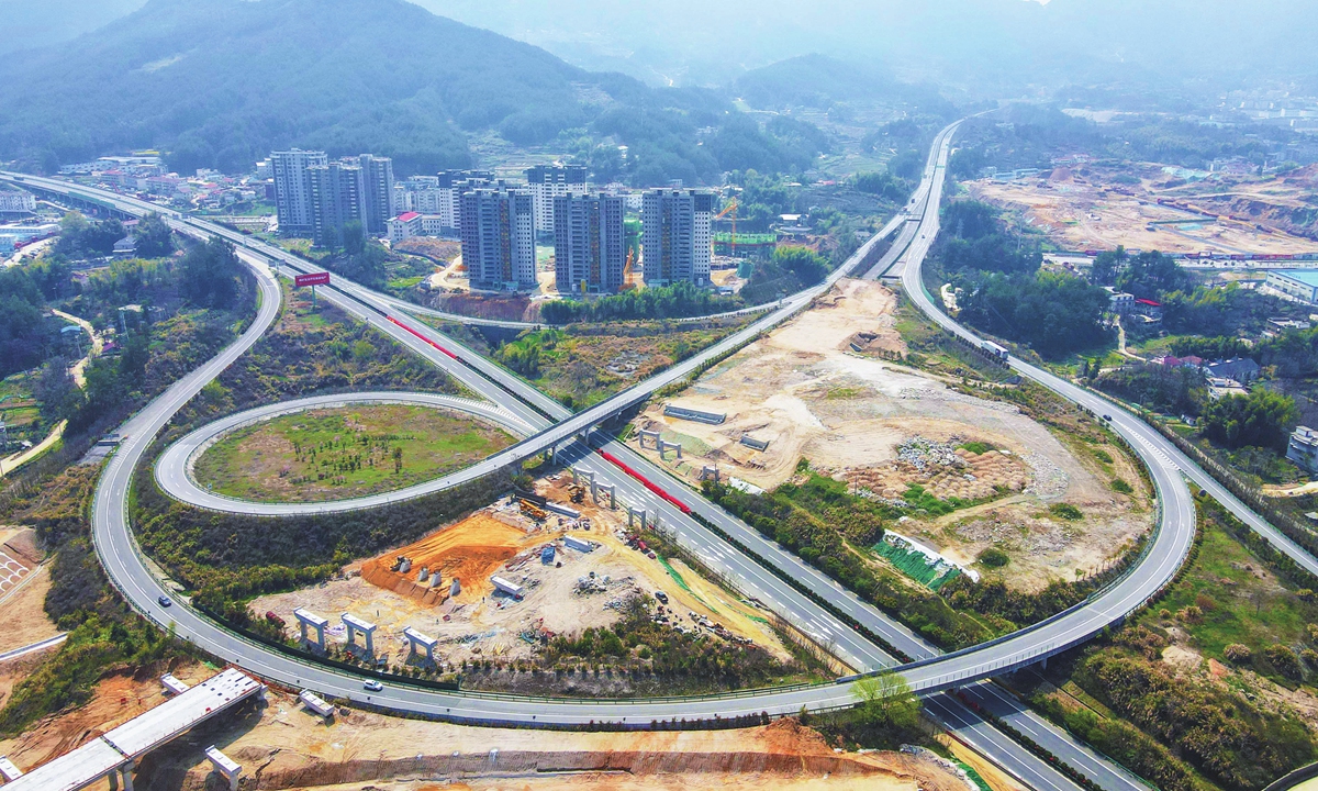 A highway to Wuhan, Central China's Hubei Province is under construction in Anqing, East China's Anhui Province on March 28, 2022. With major infrastructure projects kicking off across multiple provinces in China, fixed-asset investment is on a fast track, and it's expected to drive economic growth. Photo: cnsphoto