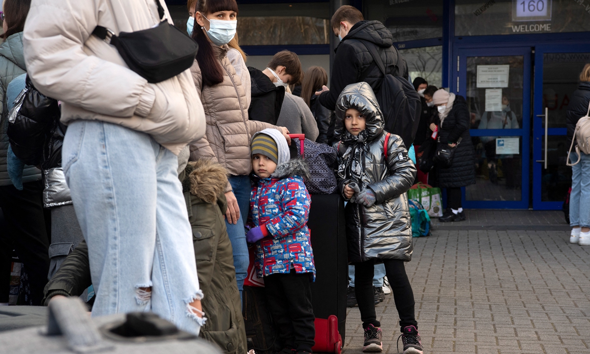 Refugees from Ukraine stand in front of a hotel in Berlin, Germany. They had to leave the hotel because the contract the hotel owner had with the operator expired. Photo: AFP