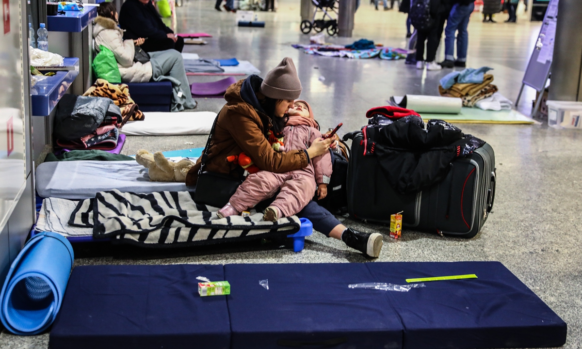 Ukrainian refugees camp out in the main railway station in Krakow, Poland on March 10, 2022. Photo: VCG
