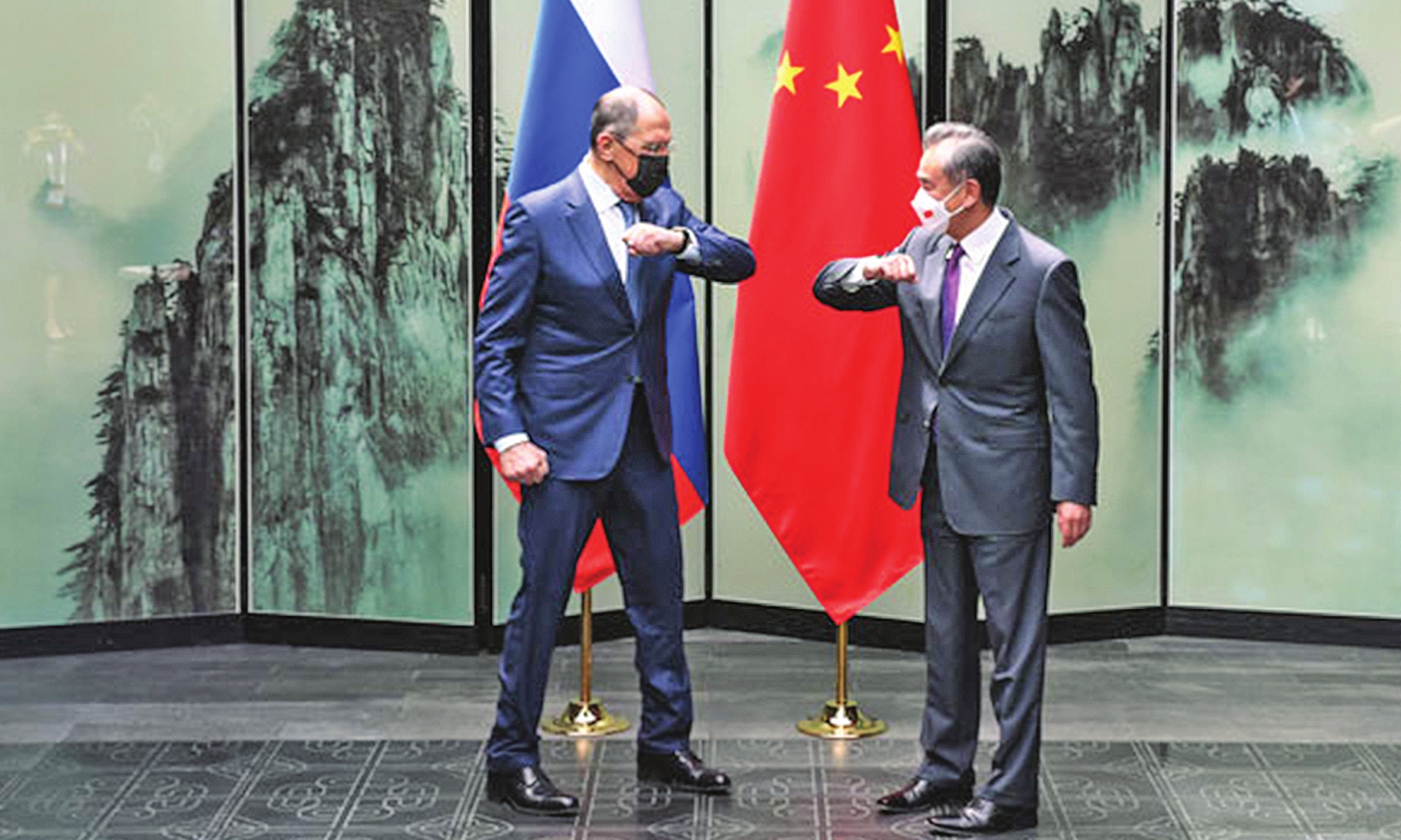 Chinese State Councilor and Foreign Minister Wang Yi (right) meets with Russian Foreign Minister Sergey Lavrov on Wednesday in Tunxi, East China's Anhui Province. Photo: Chinese Foreign Ministry 