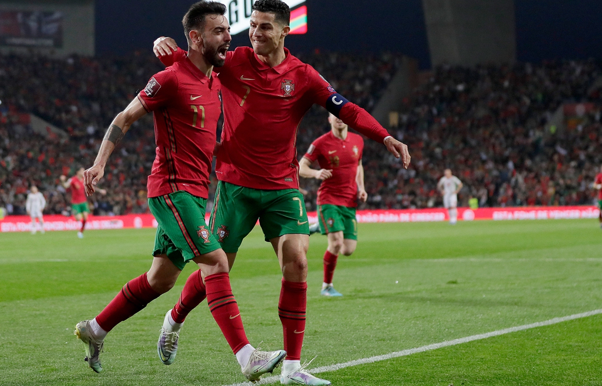 Bruno Fernandes (left) and Cristiano Ronaldo of Portugal celebrate during the match against North Macedonia on March 29, 2022 in Porto, Portugal. Photo: VCG