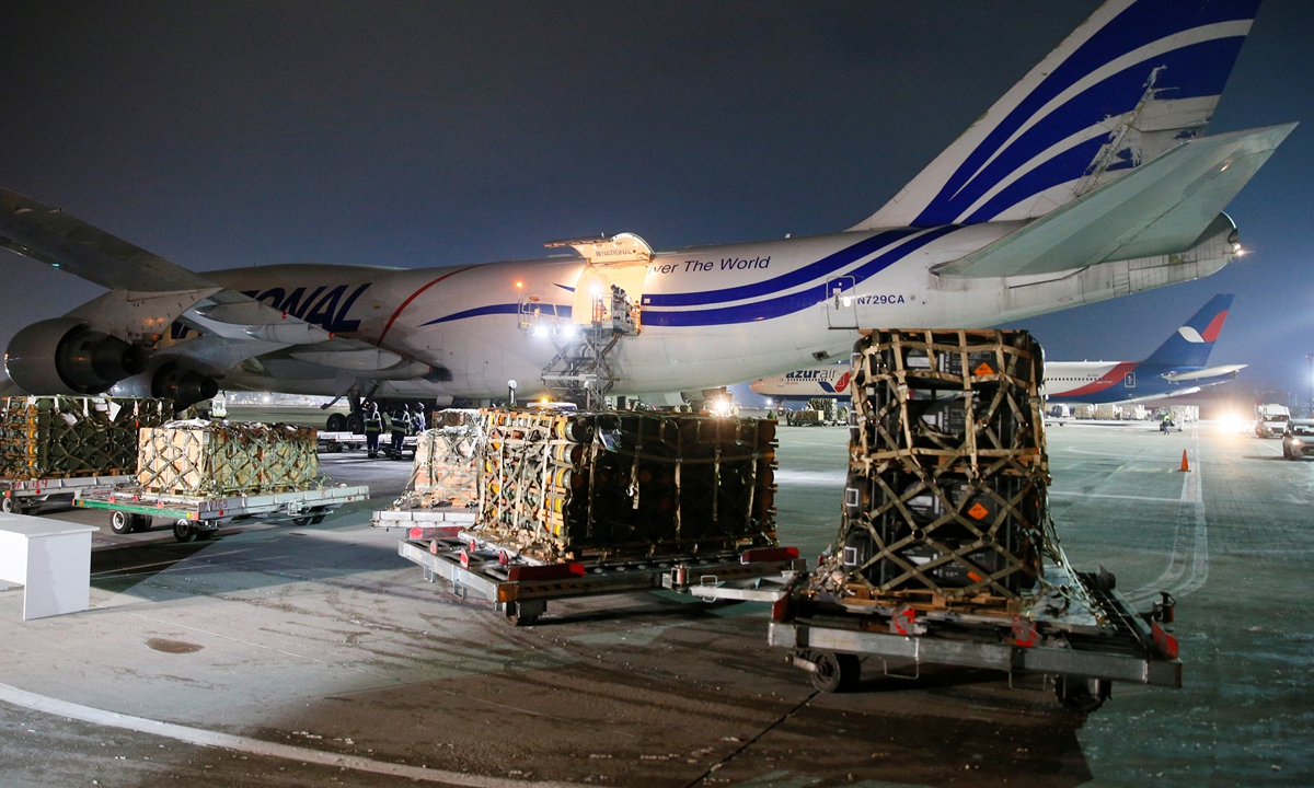 Workers onload a shipment of military aid provided by the US to Ukraine, at the Boryspil International Airport outside Kiev, Ukraine on January 25, 2022. Photo: IC