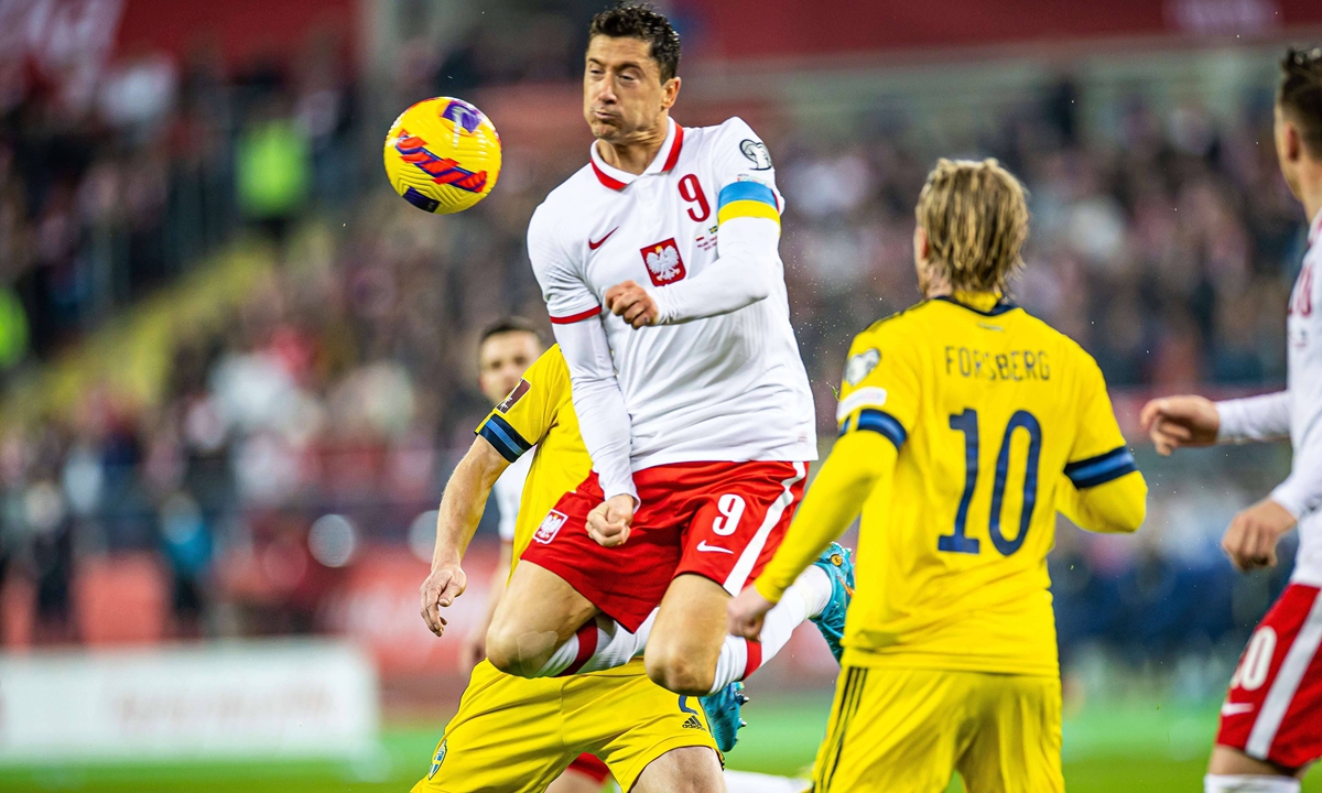 Robert Lewandowski of Poland competes for the ball during the match against Sweden on March 29, 2022 in Chorzow, Poland. Photo: VCG