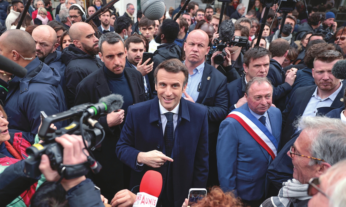 French President Emmanuel Macron (center) during a campaign visit in Fouras, western France, on March 31, 2022. The first round of the French presidential election takes place on April 10, with a presidential runoff on April 24 if no candidate wins outright. Photo: VCG