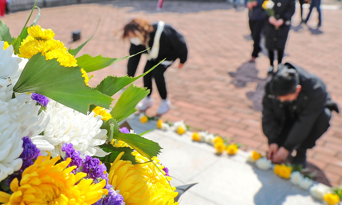 Residents of the Yulongwan community in Haigang district, Qinhuangdao, North China's Hebei Province, lay flowers in front of the Revolutionary Hero Monument on March 31, 2022, ahead of the Qingming Festival, or the Tomb-sweeping Day, which falls on April 5 this year. Photo: Xinhua
