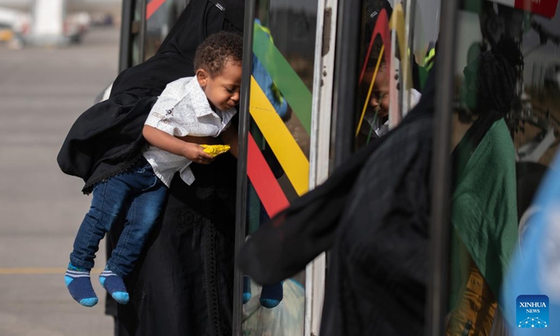 A woman and a child returning from Saudi Arabia get on a shuttle bus at Addis Ababa Bole International Airport in Addis Ababa, Ethiopia, on March 30, 2022. (Photo: Xinhua)