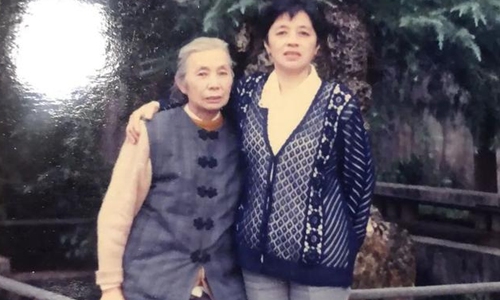 Yang Benfen (right), 82 years old, writes the stories about her mother and publishes her first-ever book in 2021 to remember her mother when she passed away. The photo show Yang Benfen (right) and her mother. Photo: courtesy of Beijing United Publishing Cooperation
