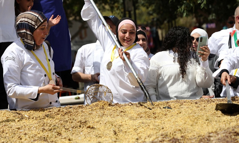 Palestinian chefs cook a four-and-a-half-ton Mujaddara dish in the West Bank city of Jericho on March 30, 2022.(Photo: Xinhua)