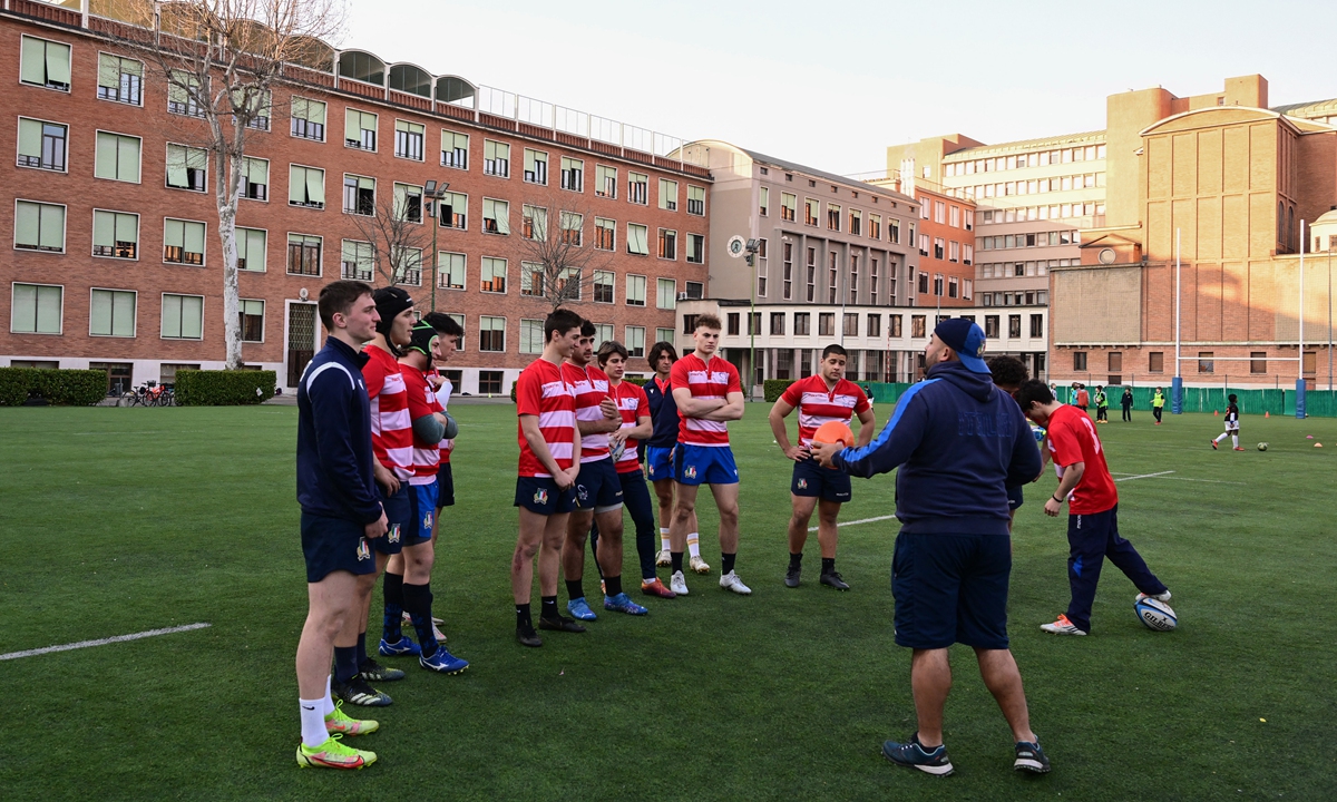 Under-19 rugby players listen to technical assistant Diego Galli on March 22, 2022 at the Istituto Leone XIII, a private school located on the edge of Milan's City Life district.  Photo: AFP