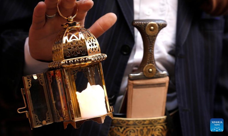 A man shows a decorative lantern at a market ahead of the upcoming Ramadan in Sanaa, Yemen, on March 31, 2022.(Photo: Xinhua)