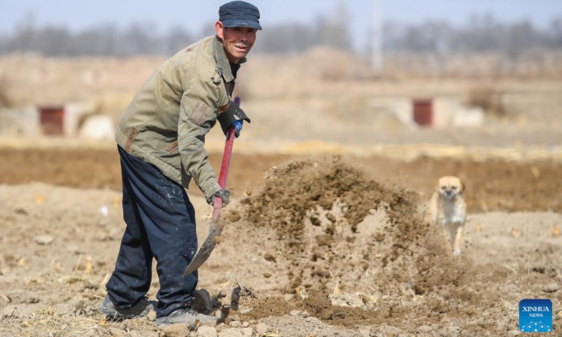 A farmer fertilizes a field in Hohhot, north China's Inner Mongolia Autonomous Region, March 30, 2022.(Photo: Xinhua)