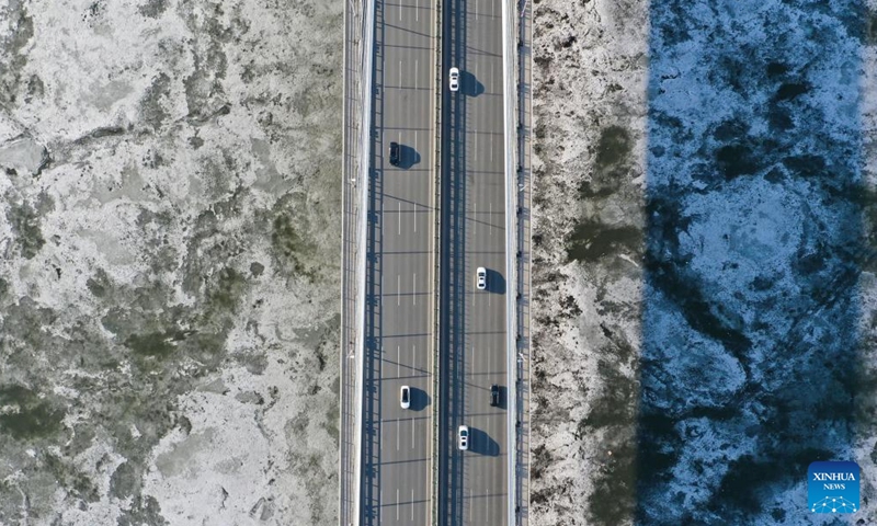 Aerial photo taken on March 31, 2022 shows flowing ice on the Songhua River in Harbin, northeast China's Heilongjiang Province. As the temperature rises, rivers in Heilongjiang are entering the ice flood season.Photo:Xinhua