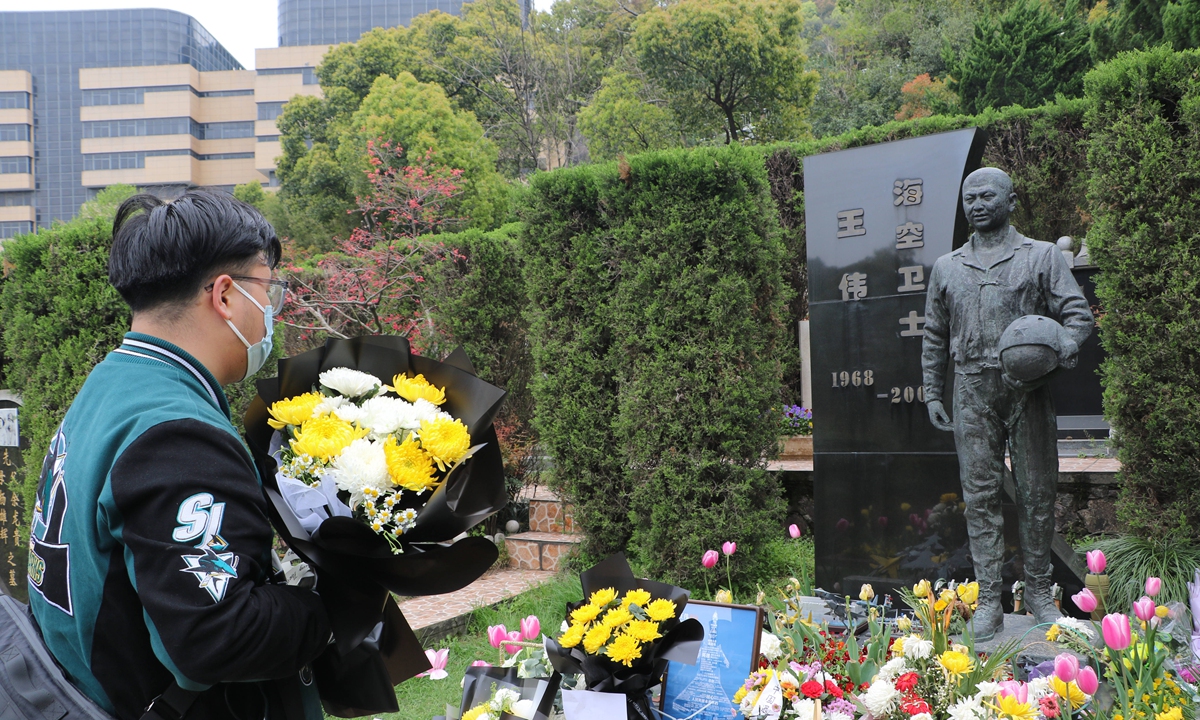 People hold flowers at the tomb of Wang Wei martyr in Hangzhou,<strong>oem polyglutamic acid synthesis</strong> East China's Zhejiang Province on April 1, 2022. Friday marks the 21st anniversary of the sacrifice of Wang. Photo: cnsphoto 