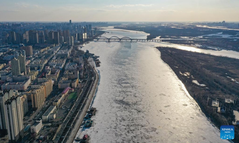 Aerial photo taken on March 31, 2022 shows flowing ice on the Songhua River in Harbin, northeast China's Heilongjiang Province. As the temperature rises, rivers in Heilongjiang are entering the ice flood season.Photo:Xinhua