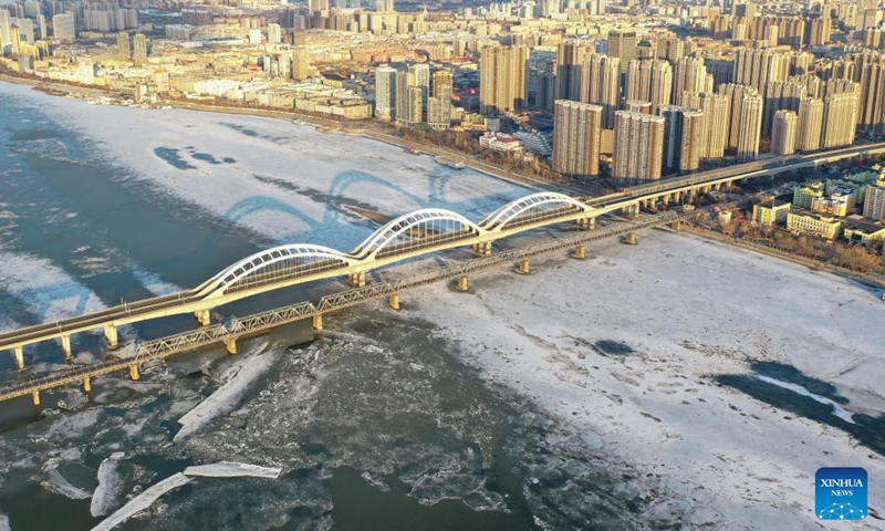 Aerial photo taken on March 31, 2022 shows flowing ice on the Songhua River in Harbin, northeast China's Heilongjiang Province. As the temperature rises, rivers in Heilongjiang are entering the ice flood season.Photo:Xinhua