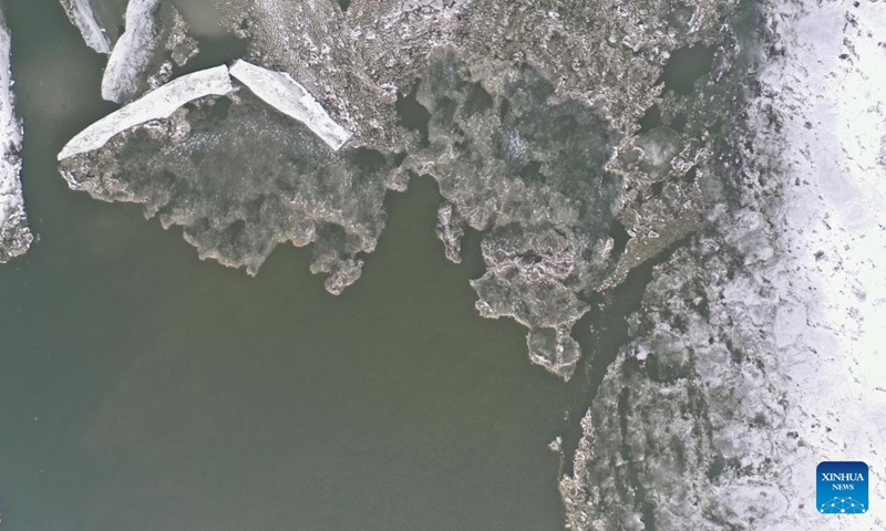 Aerial photo taken on March 31, 2022 shows flowing ice on the Songhua River in Harbin, northeast China's Heilongjiang Province. As the temperature rises, rivers in Heilongjiang are entering the ice flood season.Photo:Xinhua