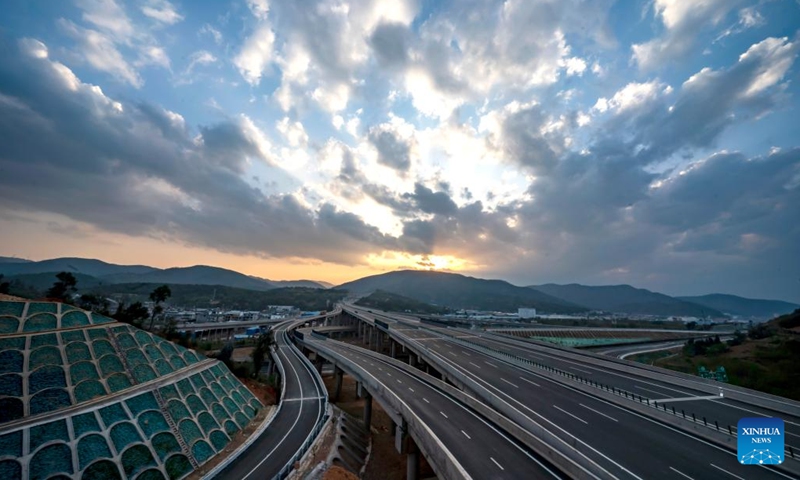 Photo taken on March 29, 2022 shows a view of the New Chuxiong-Dali Expressway in southwest China's Yunnan Province. The New Chuxiong-Dali Expressway was officially opened to traffic on Thursday. It reduced the road travel time between Chuxiong and Dali to 1.5 hours.(Photo: Xinhua)