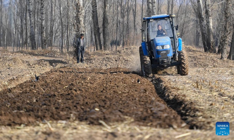 Farmers loosen soil with a machine in Hohhot, north China's Inner Mongolia Autonomous Region, March 30, 2022.(Photo: Xinhua)