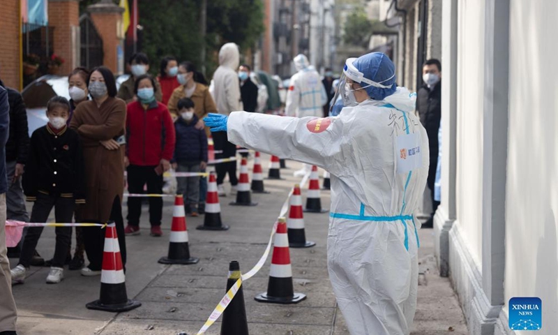Community workers guide local residents to do nucleic acid test in Changning District of east China's Shanghai, April 1, 2022. Shanghai has launched a nucleic acid testing campaign in areas west of the Huangpu River from Friday amid the second phase of the city's closed-off management.Photo:Xinhua