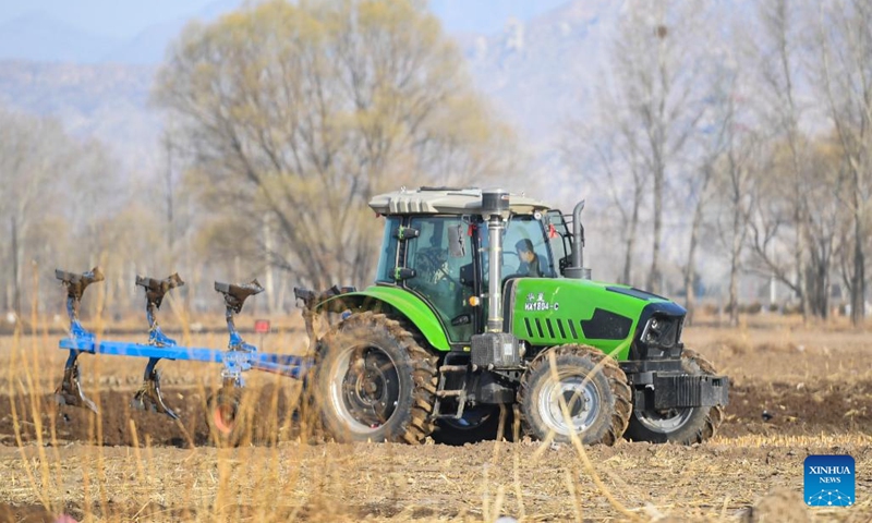 A farmer loosens soil with a machine in Hohhot, north China's Inner Mongolia Autonomous Region, March 30, 2022.(Photo: Xinhua)