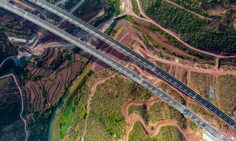 Aerial photo taken on March 29, 2022 shows a view of the New Chuxiong-Dali Expressway in southwest China's Yunnan Province. The New Chuxiong-Dali Expressway was officially opened to traffic on Thursday. It reduced the road travel time between Chuxiong and Dali to 1.5 hours. (Photo: Xinhua)