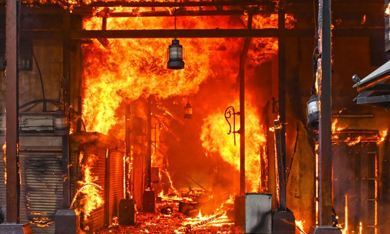 Photo taken on March 31, 2022 shows a fire at Al-Mubarakiya market in Kuwait City, Kuwait.(Photo: Xinhua)