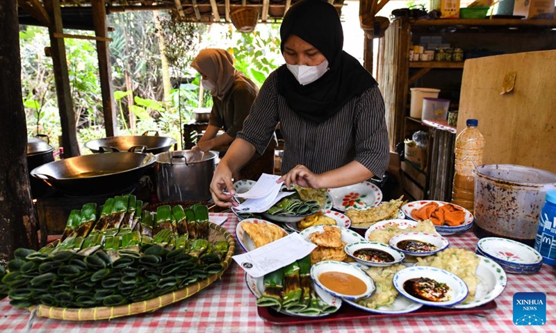 Staff members prepare meals for diners at a restaurant named Warung Tuman in South Tangerang, Indonesia, April 1, 2022. Located in the woods, this restaurant is locally famous for its Javanese and West Sumatra cuisines. Local people and people from nearby cities such as Jakarta come here to enjoy food in the embrace of nature.Photo:Xinhua