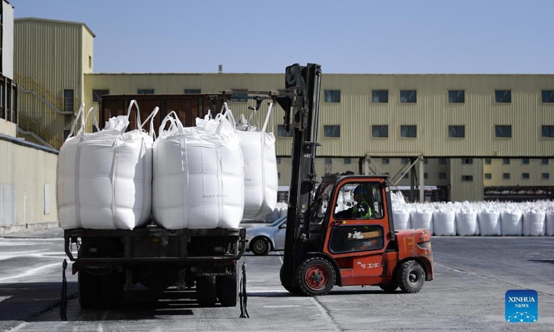 A staff member loads potash fertilizer onto a truck at a potash fertilizer company in northwest China's Qinghai Province, April 1, 2022. Production of potash fertilizer is in full swing in Qinghai to help reinforce the spring farming.Photo:Xinhua