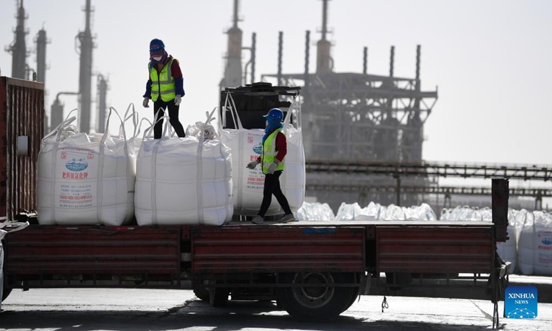 Staff members load potash fertilizer onto a truck at a potash fertilizer company in northwest China's Qinghai Province, April 1, 2022. Production of potash fertilizer is in full swing in Qinghai to help reinforce the spring farming.Photo:Xinhua