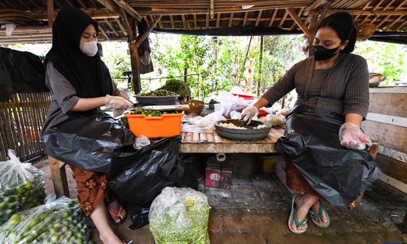 Staff members make seasonings for food at a restaurant named Warung Tuman in South Tangerang, Indonesia, April 1, 2022. Located in the woods, this restaurant is locally famous for its Javanese and West Sumatra cuisines. Local people and people from nearby cities such as Jakarta come here to enjoy food in the embrace of nature.Photo:Xinhua