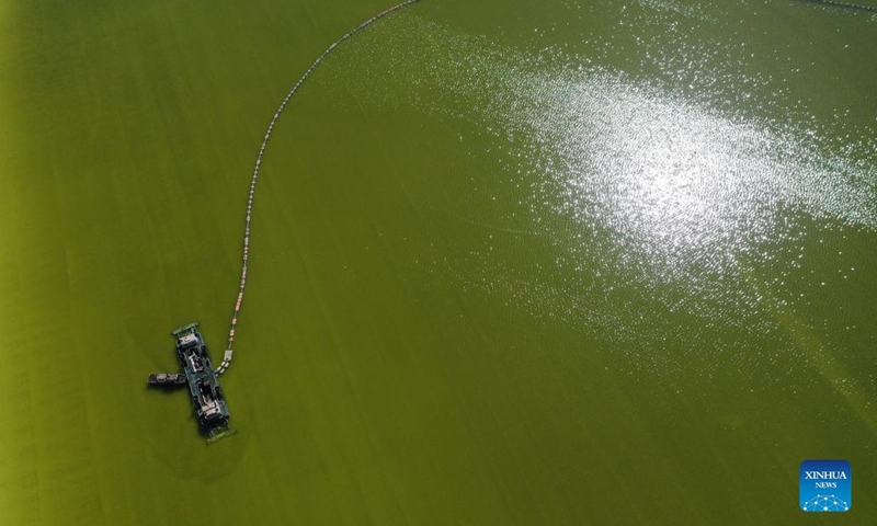 Aerial photo taken on April 1, 2022 shows a ship collecting crude salt on a salt lake in northwest China's Qinghai Province. Production of potash fertilizer is in full swing in Qinghai to help reinforce the spring farming.Photo:Xinhua