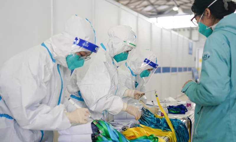Medical workers work in the quarantine zone at the Shanghai New International Expo Center in east China's Shanghai, April 1, 2022.Photo:Xinhua