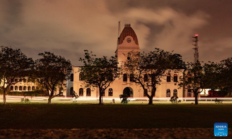 Photo taken on April 1, 2022 shows the exterior view of a shopping center during the power cut in Colombo, Sri Lanka. Sri Lanka declared an islandwide curfew from 6 pm Saturday to 6 a.m. Monday as the country faced a severe power crisis and rising inflation.Photo:Xinhua