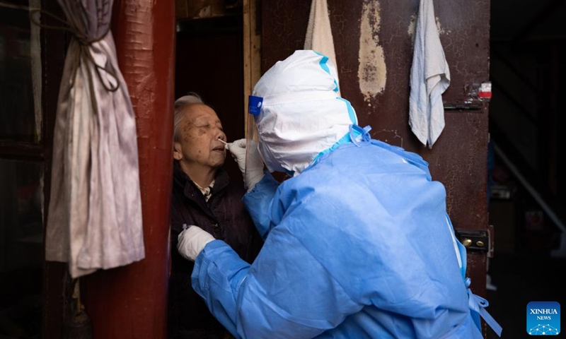 A medical worker conducts antigen testing for an elder resident in Shanghai, east China, April 3, 2022. Photo: Xinhua