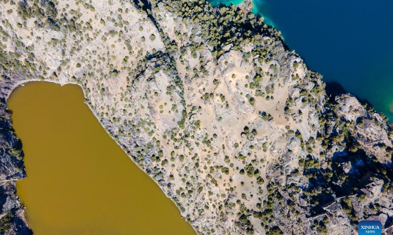 Aerial photo taken on April 2, 2022 shows the yellow lake of the three-colored lakes in Puyu Village of Banbar County, Qamdo, southwest China's Tibet Autonomous Region. The three-colored lakes in Banbar County are comprised of three hill-separated ponds which display black, white and yellow colors due to their varying depths and sediments. Photo: Xinhua
