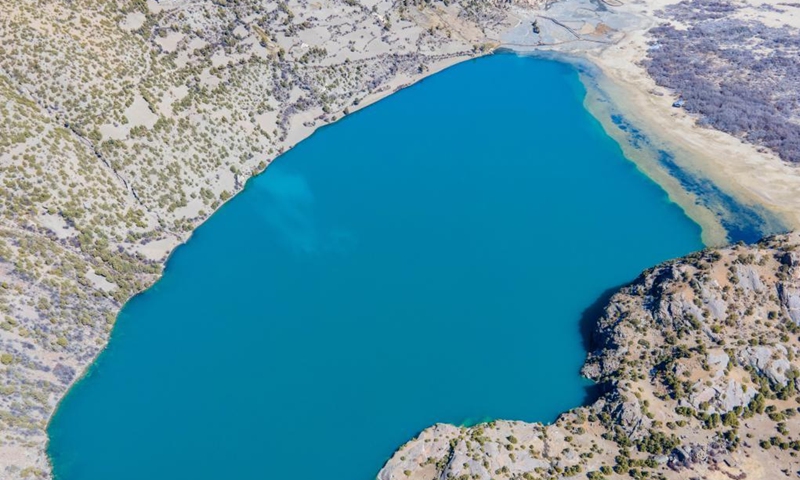 Aerial photo taken on April 2, 2022 shows the white lake of the three-colored lakes in Puyu Village of Banbar County, Qamdo, southwest China's Tibet Autonomous Region. The three-colored lakes in Banbar County are comprised of three hill-separated ponds which display black, white and yellow colors due to their varying depths and sediments. Photo: Xinhua