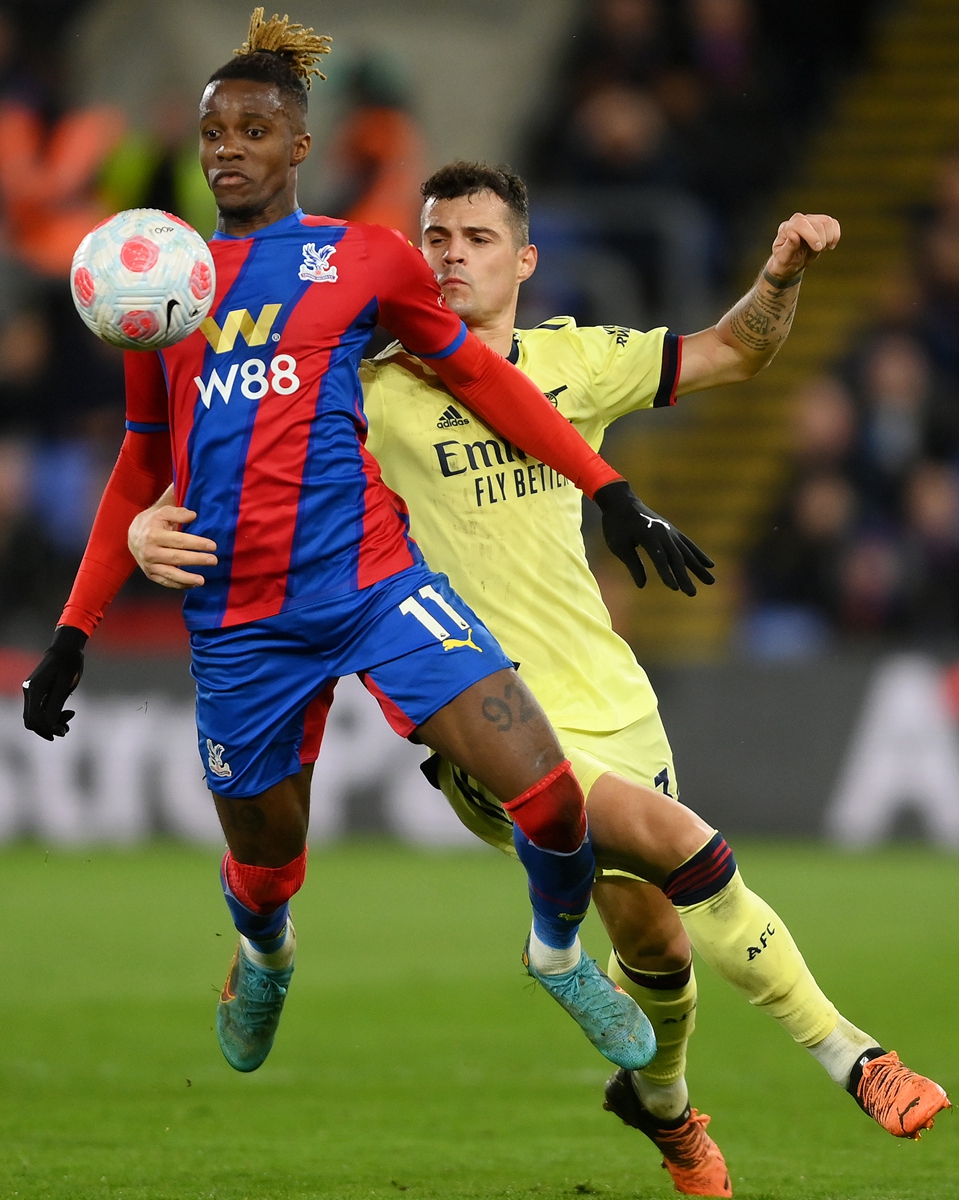 Wilfried Zaha (left) of Crystal Palace battles for possession with Granit Xhaka of Arsenal on April 4, 2022 in London, England. 
Photo: VCG