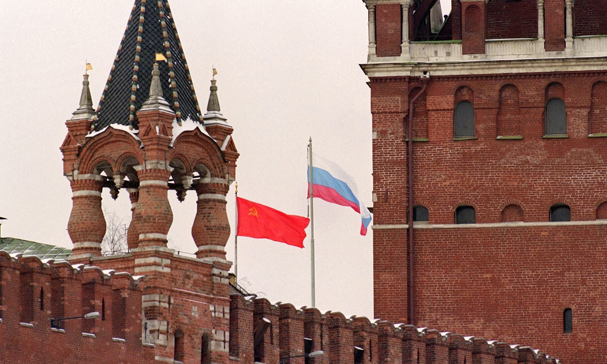 The Soviet (L) and Russian flags fly over the Kremlin, on December 18 1991, between the Spassky Gate towers, in Moscow. The Soviet flags were raised on December 31, 1991 for the last time to be replaced by the Russian flags, marking the end of the Soviet Union. Photo: AFP