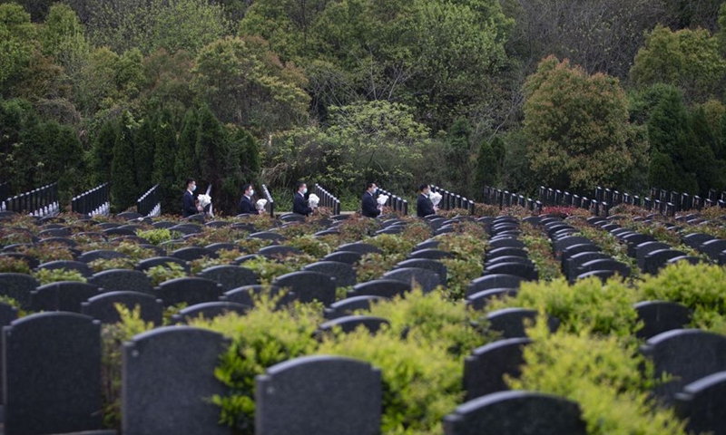 Cemetery staff offer memorial services in Qiongshan Cemetery, Nanchang city, East China's Jiangxi Province, April 1, 2020. File Photo: Xinhua