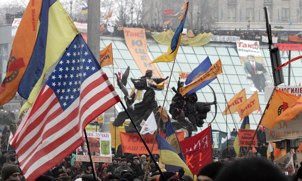 Supporters of US-backed Ukrainian opposition leader  wave flags during a rally in Kiev, Ukraine on November 28, 2004. Photo: AFP