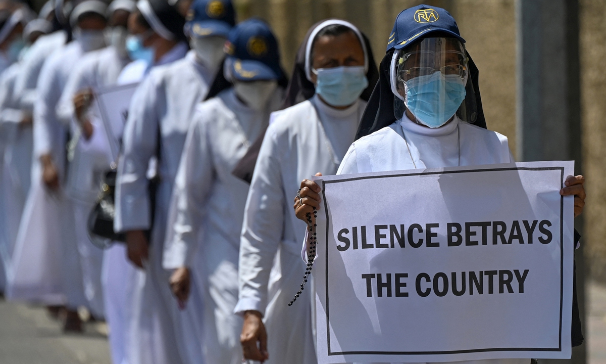 Catholic priests and sisters hold placards during a demonstration against the economic crisis in Colombo on April 5, 2022. Sri Lanka's ruling coalition loses parliamentary majority amid growing protests. Photo: AFP