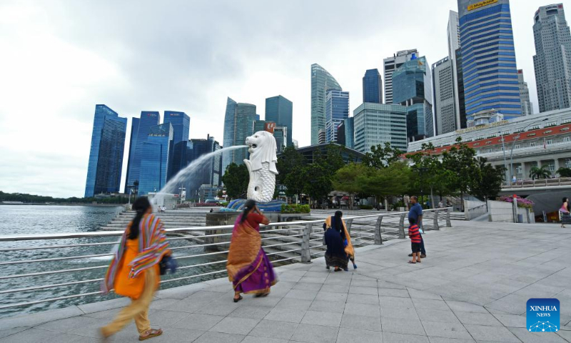 Les gens visitent le parc Merlion à Singapour le 7 avril 2022. Le gouvernement de Singapour a affecté près de 500 millions de dollars singapouriens (environ 367,55 millions de dollars américains) pour stimuler la reprise de son industrie touristique, a déclaré Alvin Tan, ministre d'État au Commerce et à l'Industrie, mercredi à la Conférence de l'industrie du tourisme.  (Photo de Then Chih Wey/Xinhua)