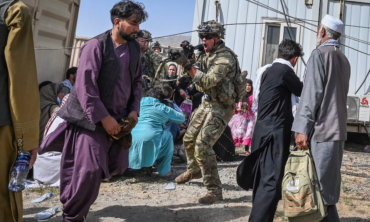 A US soldier points his gun at Afghans in Kabul on August 16, 2021. Photo: VCG
