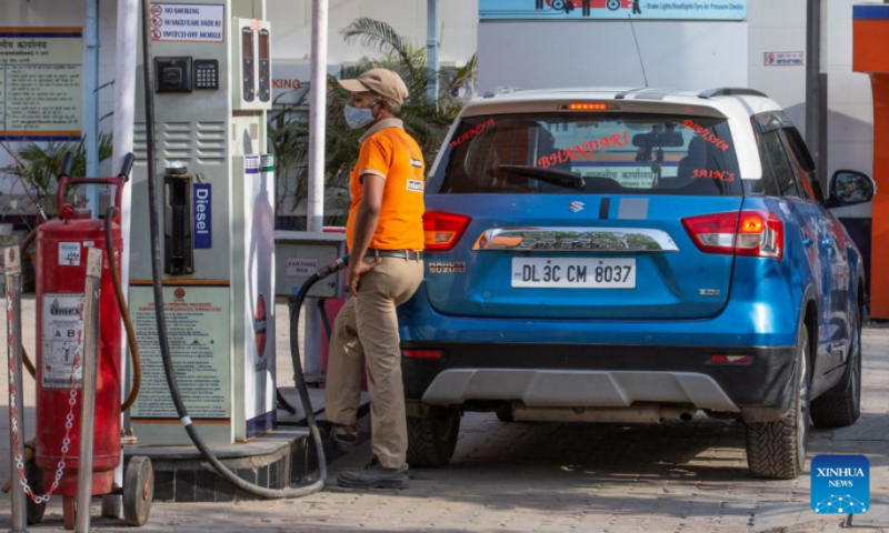 A staff member refuels a vehicle at a gas station in New Delhi, April 6, 2022. Fuel prices in India saw an increase for the fourteenth time on Wednesday since March 22. (Xinhua/Javed Dar)
