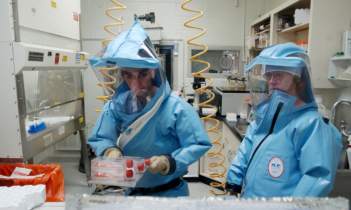 Personnel are working inside a bio-lab at the US Army Medical Research Institute of Infectious Diseases at Fort Detrick on September 26, 2002. Photo: AFP