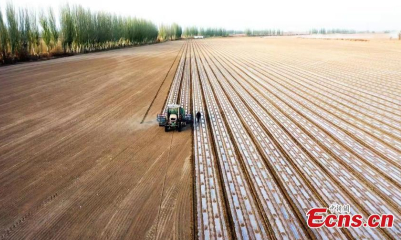 An autonomous crop-sowing vehicle with Beidou navigation system sows cotton seeds in a cotton field, Awat County, northwest China's Xinjiang Uyghur Autonomous Region, April 7, 2022. (Photo/China News Service)