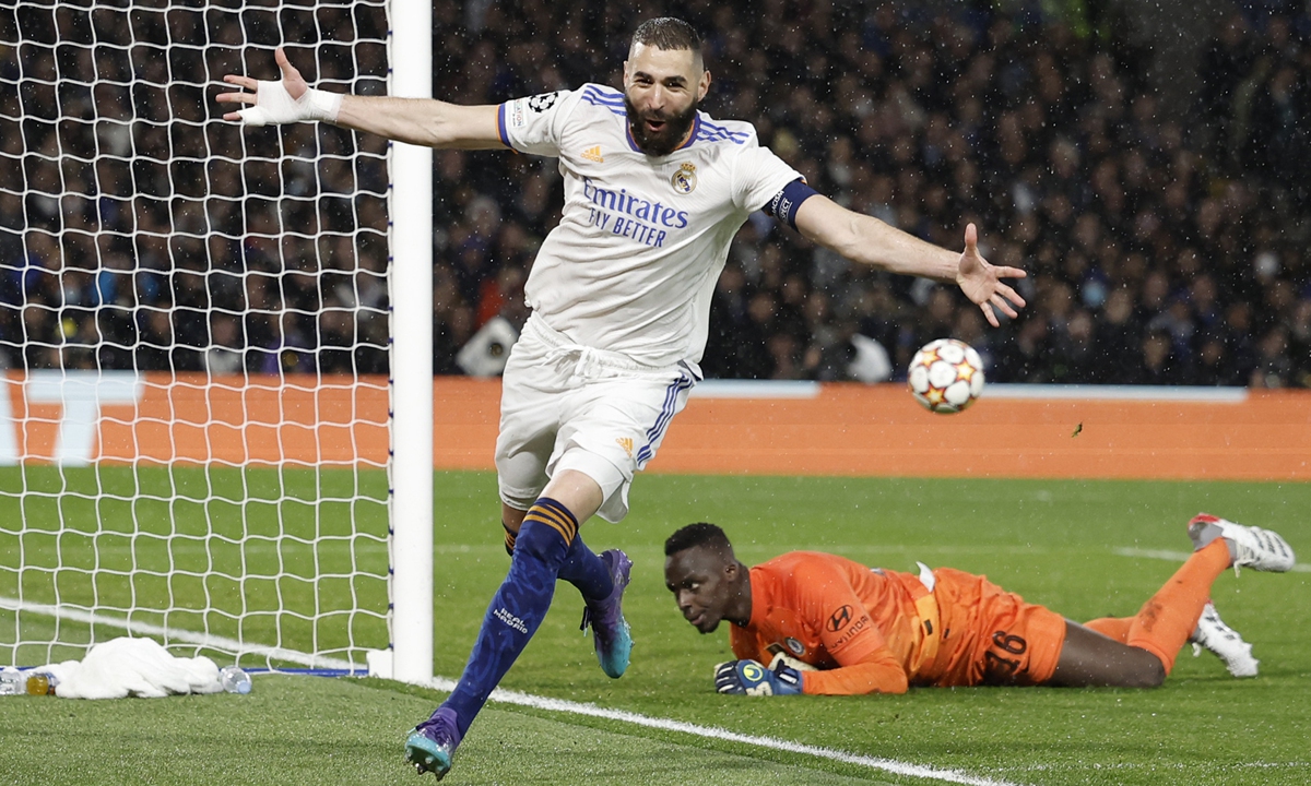 Real Madrid striker Karim Benzema celebrates scoring against Chelsea on April 6, 2022 in London, England. Photo: VCG