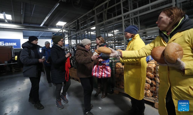 People gather during the distribution of humanitarian aid in Mariupol, April 5, 2022.(Photo: Xinhua)